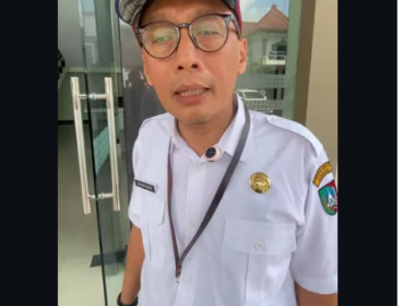 Danang Pratoko, sekretaris DPRD Pemkab Jombang, memberikan penjelasan pembahasan gugatn warga soal penggunaan lahan bekas SD Pula yang iajdikan lahan KDMP, Rabu 8 April 2028. Foto: Instagram@jombanginformasi_