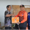 Kepala Pelaksana (Kalaksa) BPBD Jombang, Wiku Birawa Filipe Dias Quintas, S.STP., M.Si., turun tangan. Didampingi Kepala Dinsos Agung Hariadi, S.T., M.M., mereka serahkan bantuan kebutuhan pokok secara door-to-door via kepala desa, korban banjir, Kamis 2 April 2026. Foto: jombangkab.go.id