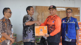 Kepala Pelaksana (Kalaksa) BPBD Jombang, Wiku Birawa Filipe Dias Quintas, S.STP., M.Si., turun tangan. Didampingi Kepala Dinsos Agung Hariadi, S.T., M.M., mereka serahkan bantuan kebutuhan pokok secara door-to-door via kepala desa, korban banjir, Kamis 2 April 2026. Foto: jombangkab.go.id