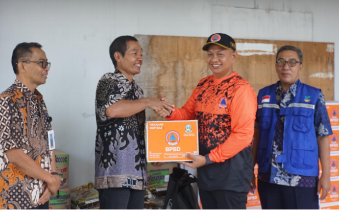 
					Kepala Pelaksana (Kalaksa) BPBD Jombang, Wiku Birawa Filipe Dias Quintas, S.STP., M.Si., turun tangan. Didampingi Kepala Dinsos Agung Hariadi, S.T., M.M., mereka serahkan bantuan kebutuhan pokok secara door-to-door via kepala desa, korban banjir, Kamis 2 April 2026. Foto: jombangkab.go.id