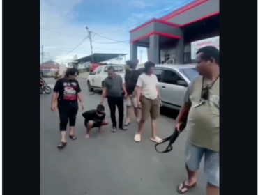 Pagi hari Rabu (8/4/2026), tim Reskrim Polres Lahat tangkap Ahmad Fahrozi, 23, di penginapan Kelurahan Bandar Agung, Kecamatan Lahat, Sumatera Selatan, kurang dari 12-24 jam sejak laporan. Ia sempat melarikan diri dan sembunyi selama seminggu pasca melakukan muitlasi ibundya. Foto: kediri_raya