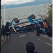 Bus PT Sinar Kencana Makmur Abadi (SKEMA) tak mampu menanjak dan terguling, Sabtu, 28 Maret 2026, di jalur perbukitan menuju Danau Ranau, OKU Selatan. Insiden ini melibatkan micro bus bermuatan 28 penumpang rombongan pengantin yang terguling akibat tak kuat menanjak. Foto: Instagram: lampung.24jam