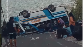 Bus PT Sinar Kencana Makmur Abadi (SKEMA) tak mampu menanjak dan terguling, Sabtu, 28 Maret 2026, di jalur perbukitan menuju Danau Ranau, OKU Selatan. Insiden ini melibatkan micro bus bermuatan 28 penumpang rombongan pengantin yang terguling akibat tak kuat menanjak. Foto: Instagram: lampung.24jam