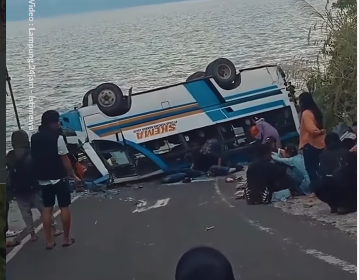 Bus PT Sinar Kencana Makmur Abadi (SKEMA) tak mampu menanjak dan terguling, Sabtu, 28 Maret 2026, di jalur perbukitan menuju Danau Ranau, OKU Selatan. Insiden ini melibatkan micro bus bermuatan 28 penumpang rombongan pengantin yang terguling akibat tak kuat menanjak. Foto: Instagram: lampung.24jam