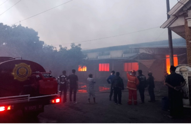 
					Gudang penyimpanan rokok Suket Teki di Kandangan Malang, 24 April 2026 lalu. Ternyata bukan kebakaran biasa, melainkan sengaja dibakar oleh lima penjagana, untuk menutupi kecurangan mereka menjual rokok  secara ilegal di pasar online. FotoL malangvoice