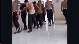 Para pelaku kasus rudapaksa dan oknum polisi yang menyaksikan saat dua oknum polisi melakukan tindakan pelecehan skesual kepada seorang remaja putri, 18, calon polwan. Dalam kasus ini, dua oknum polisi dipecat dengan tidfak hormat (PTDH), sedangkan empat lainnya dilakukan pembinaan. Foto: maros.informasi