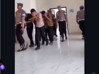 Para pelaku kasus rudapaksa dan oknum polisi yang menyaksikan saat dua oknum polisi melakukan tindakan pelecehan skesual kepada seorang remaja putri, 18, calon polwan. Dalam kasus ini, dua oknum polisi dipecat dengan tidfak hormat (PTDH), sedangkan empat lainnya dilakukan pembinaan. Foto: maros.informasi