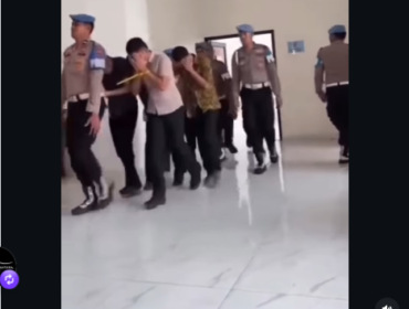 Para pelaku kasus rudapaksa dan oknum polisi yang menyaksikan saat dua oknum polisi melakukan tindakan pelecehan skesual kepada seorang remaja putri, 18, calon polwan. Dalam kasus ini, dua oknum polisi dipecat dengan tidfak hormat (PTDH), sedangkan empat lainnya dilakukan pembinaan. Foto: maros.informasi