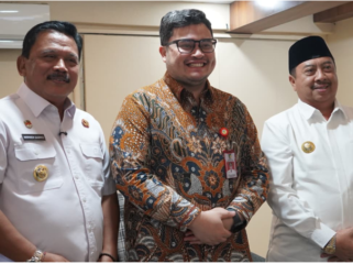 Bupati Nganjuk  Bupati Nganjuk Dr. Drs. H. Marhaen Djumadi, Bupati Kediri Hanindhito Himawan Pramana, S.H. dan Bupati Jombang Warsubi S.H., M.Si., bertemu bahas keruswetan simpang Mengkreng, Rabu 8 April 2026. Foto: Diskominfo Pemkab Jombang