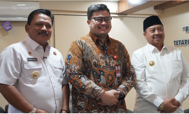 
					Bupati Nganjuk  Bupati Nganjuk Dr. Drs. H. Marhaen Djumadi, Bupati Kediri Hanindhito Himawan Pramana, S.H. dan Bupati Jombang Warsubi S.H., M.Si., bertemu bahas keruswetan simpang Mengkreng, Rabu 8 April 2026. Foto: Diskominfo Pemkab Jombang