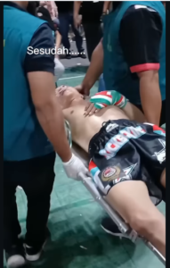 Petugas Menandu Husein ‘Pati’ Keluar Ring Pertandingan MMA di Purwodadi,  KO Lawan Eko Sudariyanto