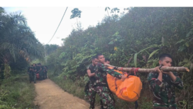 Dengan cara dipikul delapan korban yang sudah dimasukkan ke dalam kangong jenazah di bawah turun ke lokasi ambulans, di kawasan desa Tingan Tapang, wilayah Sekadau, Kalimantan Barat. Dalam insiden kecwlakaan helikopter jatuhd menewaskan seluruh kru dan penumpang total delapan korban jiwa, terjadi Kamis pagi dan evakuasi selesai Jumat pagi, 16017 April 20256. Foto: Ist