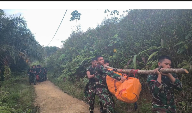 
					Dengan cara dipikul delapan korban yang sudah dimasukkan ke dalam kangong jenazah di bawah turun ke lokasi ambulans, di kawasan desa Tingan Tapang, wilayah Sekadau, Kalimantan Barat. Dalam insiden kecwlakaan helikopter jatuhd menewaskan seluruh kru dan penumpang total delapan korban jiwa, terjadi Kamis pagi dan evakuasi selesai Jumat pagi, 16017 April 20256. Foto: Ist