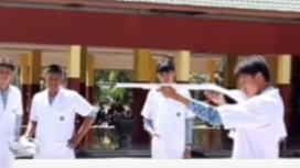 Muhammadh Awil, 15, siswa SMP Sains Tahfiz Islamic Centere, Siak, Riau, menjadi korban, saat melaksanakan ujian praktek senajat takitan menggunakan 3D. Foto: Ist