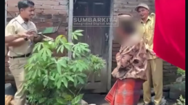 Pemegang layar dan forografer pontang-panting agar bisa mendapatkan sudut foto yang pas. Begtiulah rumitnya petugas Disdukcapil Temanggung Jawa Tengah, saat memotert ODGJ untuk kelengkapan e-KTP. Mereka menggunakan sejuta jurus merayu, agar objek ini bisa diam sejenak, dan pas muka menghadap, tetapi sulitnya bukan main. Foto: Instagram@sumbarkita