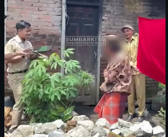 Pemegang layar dan forografer pontang-panting agar bisa mendapatkan sudut foto yang pas. Begtiulah rumitnya petugas Disdukcapil Temanggung Jawa Tengah, saat memotert ODGJ untuk kelengkapan e-KTP. Mereka menggunakan sejuta jurus merayu, agar objek ini bisa diam sejenak, dan pas muka menghadap, tetapi sulitnya bukan main. Foto: Instagram@sumbarkita