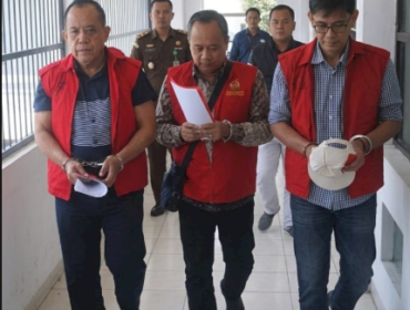 Kejaksaan Tinggi Jatim menangkap dan menetapkan tiga pejabat utama di lingkungan ESDM Pemprovcc Jawa Timur,sebagai tersangka dalam kasus pemerasan dan pungli kepada para pengusaha pencari izin tambang,Jumat 17 April 2027. Foto: ist