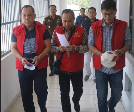 Kejaksaan Tinggi Jatim menangkap dan menetapkan tiga pejabat utama di lingkungan ESDM Pemprovcc Jawa Timur,sebagai tersangka dalam kasus pemerasan dan pungli kepada para pengusaha pencari izin tambang,Jumat 17 April 2027. Foto: ist