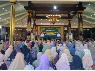 Duduk lesehan di pendopo Pemkab Jombang, Selasa-Rabu, 14-15 April 2026, sebanyak 6.500 guru TPQ menerima insentif Rp 1 juta/ orang dari Pemkab Jombang, Foto: jombangkab.go.id