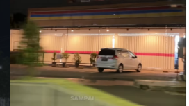 Suasana di depan sebuah minimarket jejaraing di Banyuwangi, setelah pukul 21.00 sudah tutup, sebagai pelaksanaan aturan baru yang diterbiktan oleh Pemkab Banyuwangi untuk memeratakan ekonomi bagi UMKM. Foto: Instagram@banyuwangi24jam