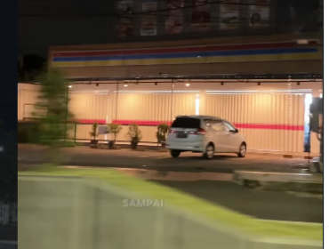 Suasana di depan sebuah minimarket jejaraing di Banyuwangi, setelah pukul 21.00 sudah tutup, sebagai pelaksanaan aturan baru yang diterbiktan oleh Pemkab Banyuwangi untuk memeratakan ekonomi bagi UMKM. Foto: Instagram@banyuwangi24jam
