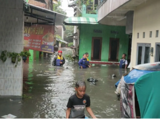 Hampir 2000 jiwa di 11 keluarahan wilayah Solo terlanda banjir luapan sungai Jenes, Selas-Rabu 14-15 April 2026. Foto: dok/warha