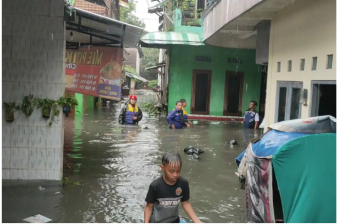
					Hampir 2000 jiwa di 11 keluarahan wilayah Solo terlanda banjir luapan sungai Jenes, Selas-Rabu 14-15 April 2026. Foto: dok/warha
