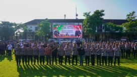 Kapolres Jombang bersama personel foto bersama usai apel pengamanan May Day 2026 