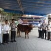 Kapolres Jombang saat serahkan langsung bantuan hewan kurban dari Kapolda Jatim