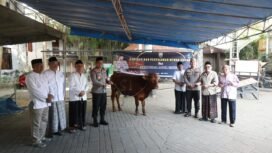 Kapolres Jombang saat serahkan langsung bantuan hewan kurban dari Kapolda Jatim