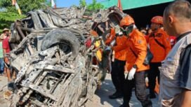 Sebuah Avansa angkut 9 penumpang rombobgan haji, dihantam KA Argo Bromo Anggrek di perlintasan Desa Tuko, Grobogan, Jawa Tengah, Jumat dini hari, 1 Mei 2026. Foto: ist