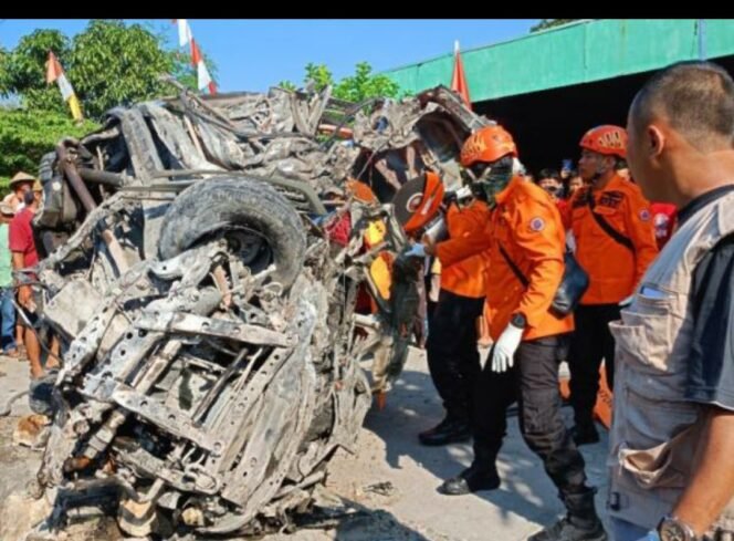 
					Sebuah Avansa angkut 9 penumpang rombobgan haji, dihantam KA Argo Bromo Anggrek di perlintasan Desa Tuko, Grobogan, Jawa Tengah, Jumat dini hari, 1 Mei 2026. Foto: ist