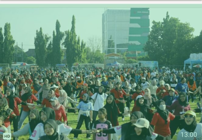
					Suasana meriah di alunalun Jombang, saat massa buruh karyawan mengikuti peringatan Hari Buruh (May Day), Jumat 1 Mei 2026. Foto: diskominfo pemkab jombang