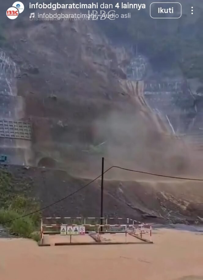 
					Detikdetik terjadi longsor besat di tebing atas proyek PLTA Upper Cikasok, Bandung Barat, Jumat, 1 Mei 2026. Foto: Ist