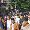 Polisi melakukan pengamanan massa yang menuntut proses hukum kepada Ashari, dengan tuduhan melakukan tindakan kekerasan seksual terhadap 50 santriwati di Ponpes Dholo Kusumo, Pati, Jawa Tengah, Sabtu 2 Mei 2026. Foto: instgaram@indonesiaku.id