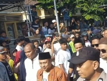Polisi melakukan pengamanan massa yang menuntut proses hukum kepada Ashari, dengan tuduhan melakukan tindakan kekerasan seksual terhadap 50 santriwati di Ponpes Dholo Kusumo, Pati, Jawa Tengah, Sabtu 2 Mei 2026. Foto: instgaram@indonesiaku.id