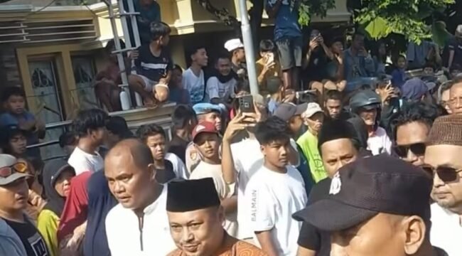 Polisi melakukan pengamanan massa yang menuntut proses hukum kepada Ashari, dengan tuduhan melakukan tindakan kekerasan seksual terhadap 50 santriwati di Ponpes Dholo Kusumo, Pati, Jawa Tengah, Sabtu 2 Mei 2026. Foto: instgaram@indonesiaku.id