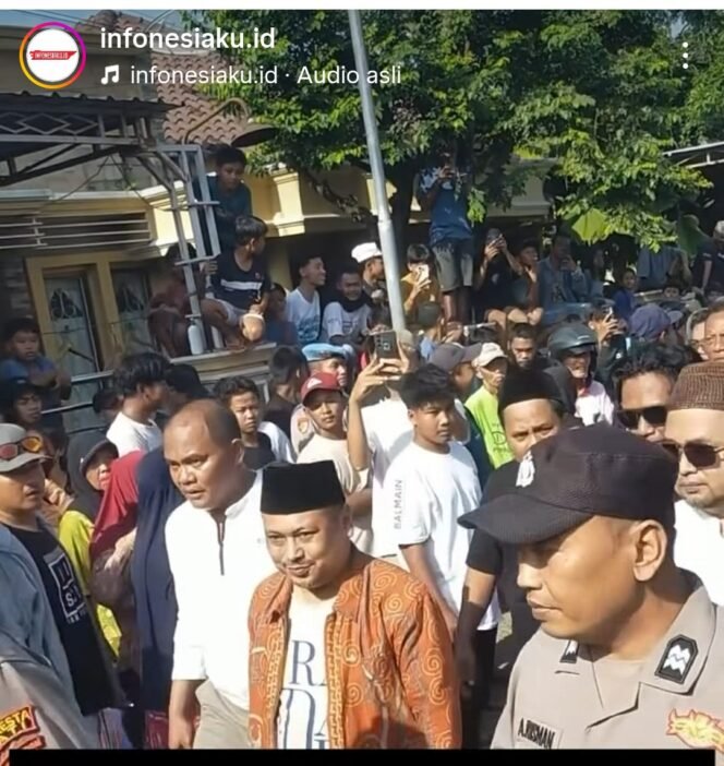 
					Polisi melakukan pengamanan massa yang menuntut proses hukum kepada Ashari, dengan tuduhan melakukan tindakan kekerasan seksual terhadap 50 santriwati di Ponpes Dholo Kusumo, Pati, Jawa Tengah, Sabtu 2 Mei 2026. Foto: instgaram@indonesiaku.id