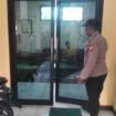 Polisi Polsek Sedati, Sidoarjo, sedang melakukan olah TKP di kantor desa Buncitan  Sidoarjo, Minggu 3 April 2026. Foto: ist
