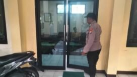 Polisi Polsek Sedati, Sidoarjo, sedang melakukan olah TKP di kantor desa Buncitan  Sidoarjo, Minggu 3 April 2026. Foto: ist
