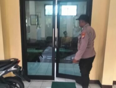 Polisi Polsek Sedati, Sidoarjo, sedang melakukan olah TKP di kantor desa Buncitan  Sidoarjo, Minggu 3 April 2026. Foto: ist