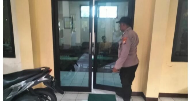 
					Polisi Polsek Sedati, Sidoarjo, sedang melakukan olah TKP di kantor desa Buncitan  Sidoarjo, Minggu 3 April 2026. Foto: ist