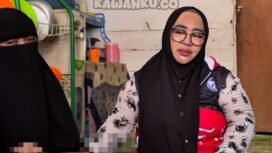 Keluarga Ratnasari, ibu mendiang Mandala, 15, pelajar SMPN 4 Samaribda, Kaltim,  mendapat simpati dari tetangga dan sanak familinya. Foto: Instagram@kawanku.id