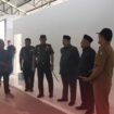 Bupati Warsubi didampingi Dandim Kolonel Dicky Prasetyo melakukan kunjungan ke beberapa gerai KDMP, Senin, 4 Mei 2026. Foto: insstagram@jombang.id