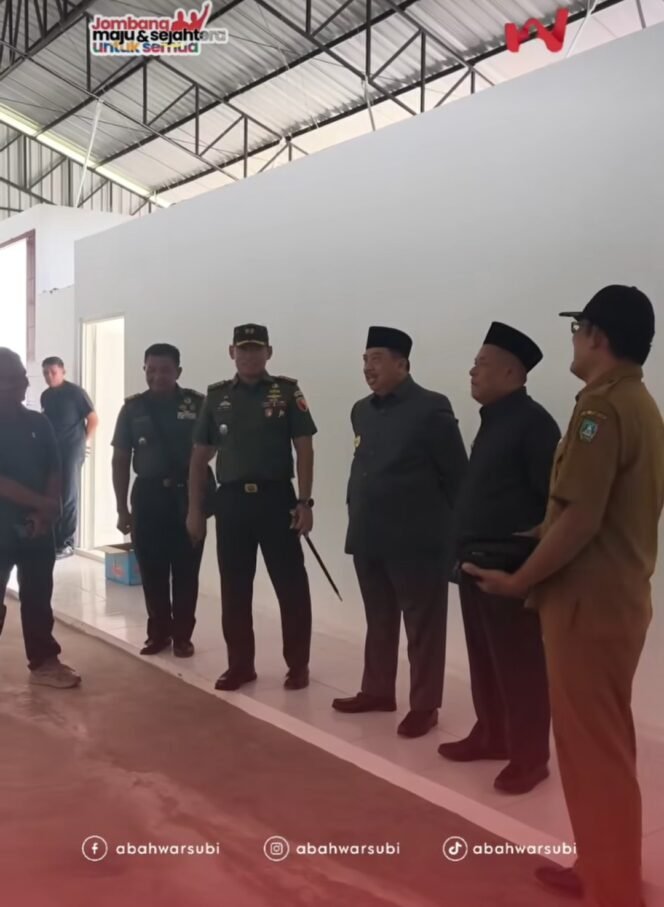 
					Bupati Warsubi didampingi Dandim Kolonel Dicky Prasetyo melakukan kunjungan ke beberapa gerai KDMP, Senin, 4 Mei 2026. Foto: insstagram@jombang.id