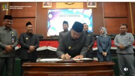 Bupati Warsubi membubuhkan tanda tangan pengesahan Perda Barang Milik Daerah, dalam sidang paripurna, di gedung DPRD, Senin, 4 Mei 2026. Foto: instagram@swarajombang.com
