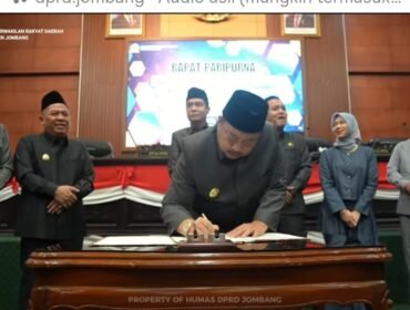 Bupati Warsubi membubuhkan tanda tangan pengesahan Perda Barang Milik Daerah, dalam sidang paripurna, di gedung DPRD, Senin, 4 Mei 2026. Foto: instagram@swarajombang.com
