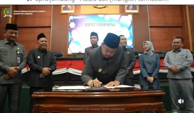 
					Bupati Warsubi membubuhkan tanda tangan pengesahan Perda Barang Milik Daerah, dalam sidang paripurna, di gedung DPRD, Senin, 4 Mei 2026. Foto: instagram@swarajombang.com

