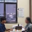 Polisi sedang memberkas seorang perempuan yang diduga pelaku live mesum dari rumah kos Genengan, Pulolor, Jombang. Foto: ist