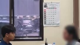 Polisi sedang memberkas seorang perempuan yang diduga pelaku live mesum dari rumah kos Genengan, Pulolor, Jombang. Foto: ist